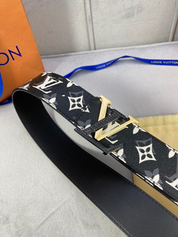 1:1 Replica Louis Vuitton Initiales Reversible LV Belt Monogram with Black/Gold Toned Hardware LV Women Belt