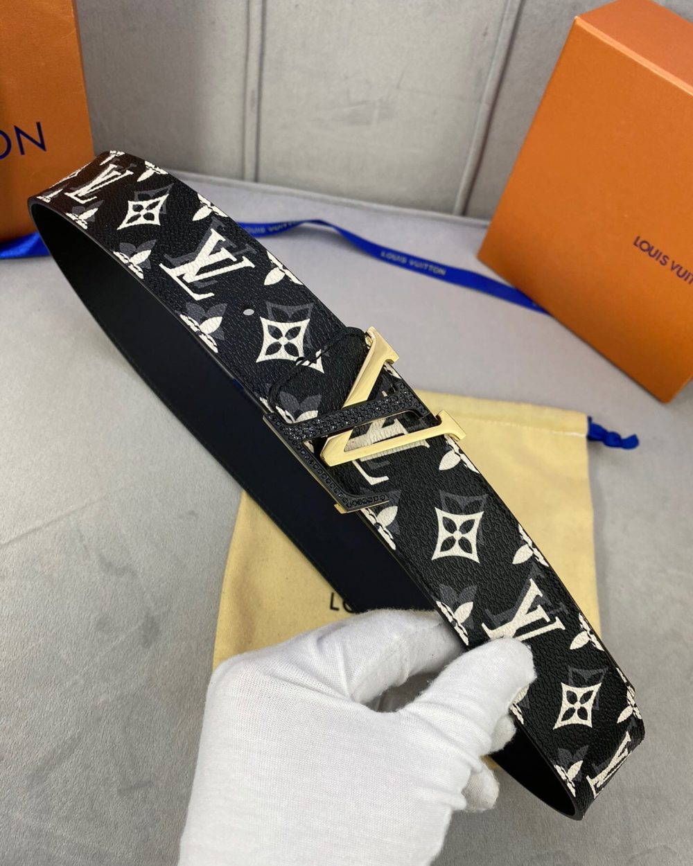 1:1 Replica Louis Vuitton Initiales Reversible LV Belt Monogram with Black/Gold Toned Hardware LV Women Belt