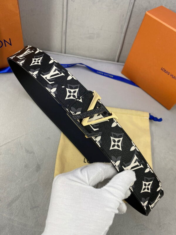 1:1 Replica Louis Vuitton Initiales Reversible LV Belt Monogram with Black/Gold Toned Hardware LV Women Belt