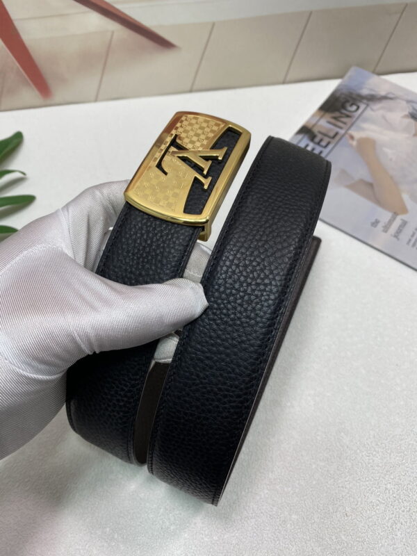 1:1 Replica Louis Vuitton Initiales Reversible LV Belt with Gold Toned Hardware LV Women Belt