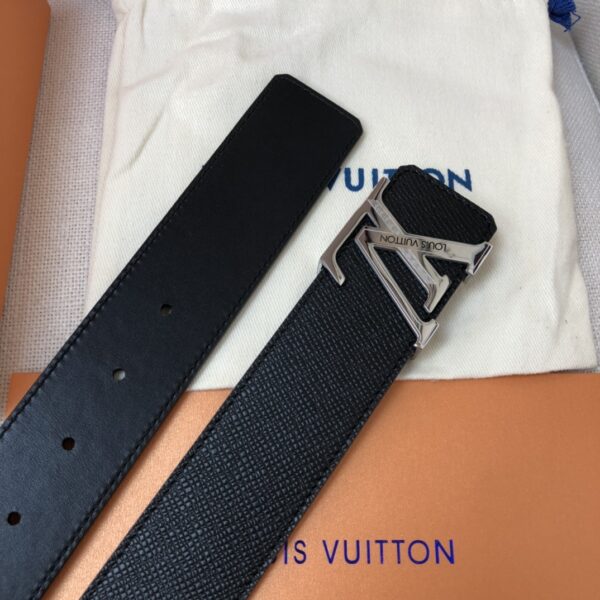 1:1 Replica Louis Vuitton Initiales Reversible LV Belt with Silver Hardware LV Women Belt LV
