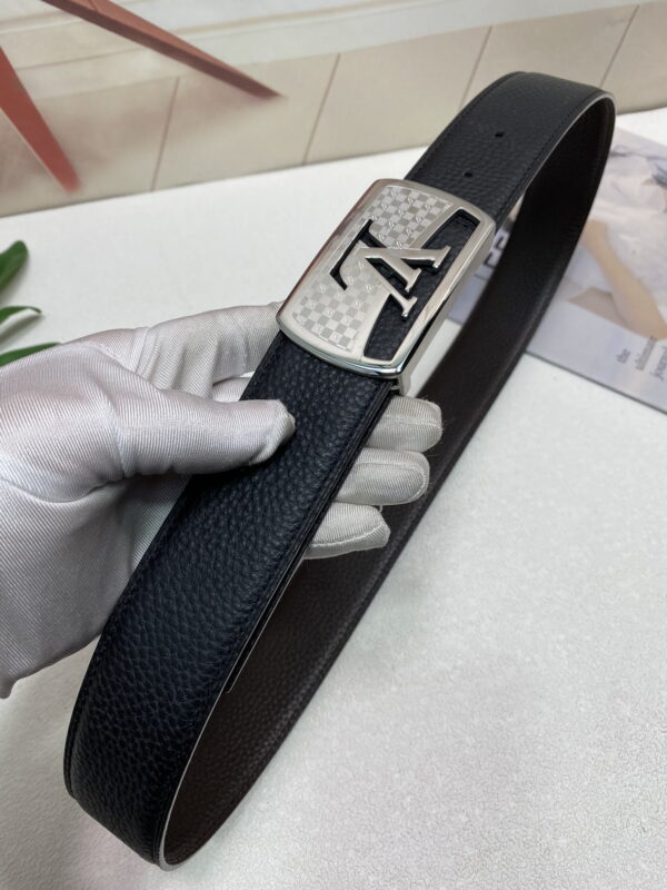 1:1 Replica Louis Vuitton Initiales Reversible LV Belt with Silver Toned Hardware LV Women Belt