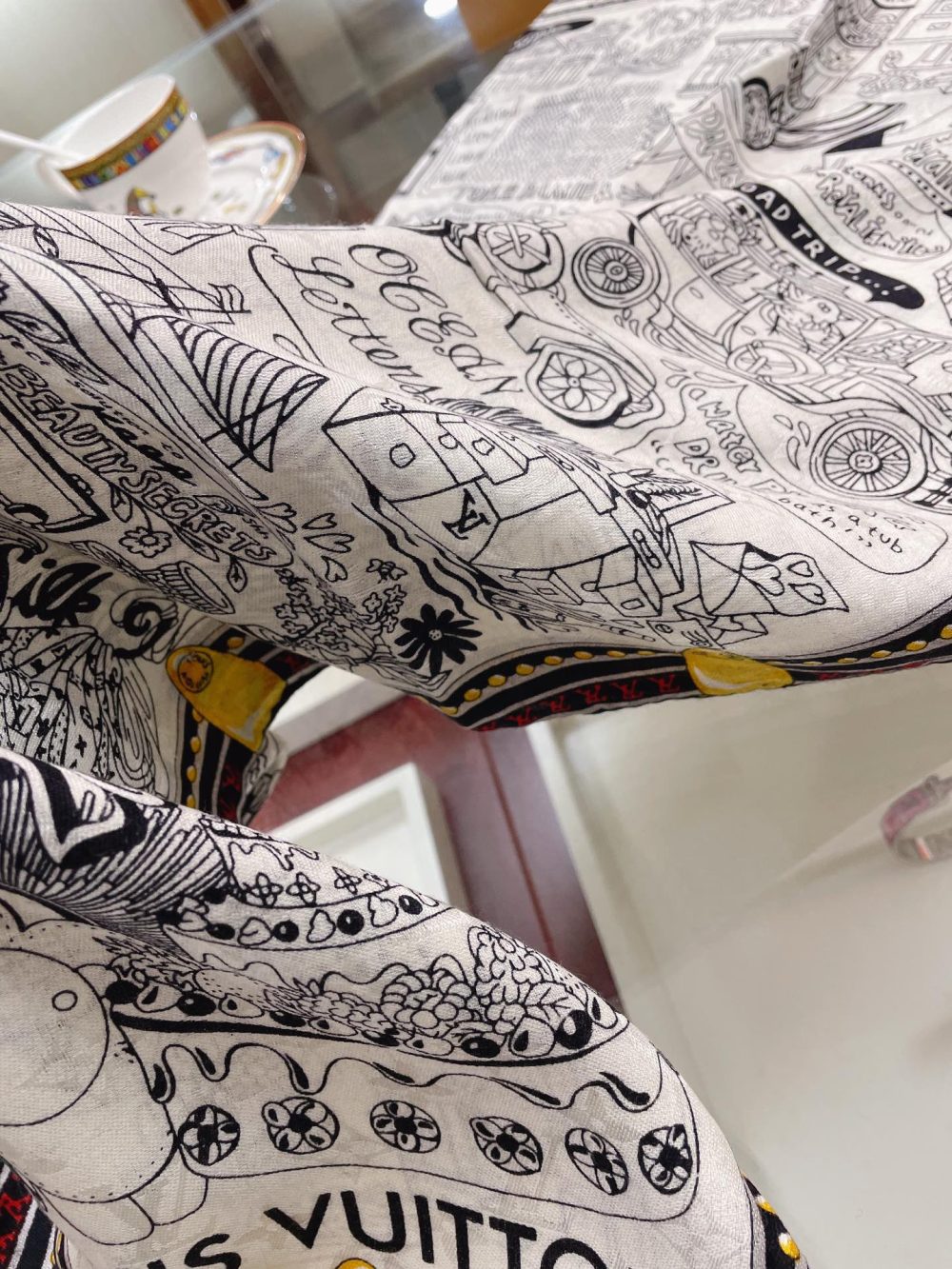 Louis Vuitton Louis in a Comic Shawl White 117cm/46in - Image 3