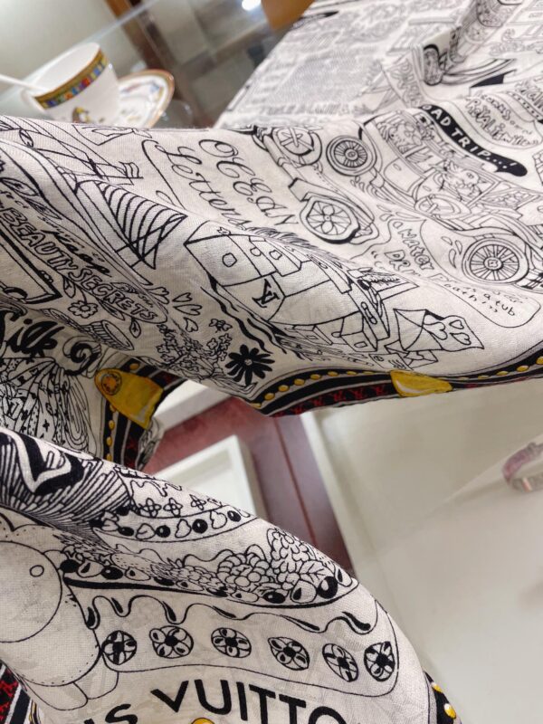 Louis Vuitton Louis in a Comic Shawl White 117cm/46in