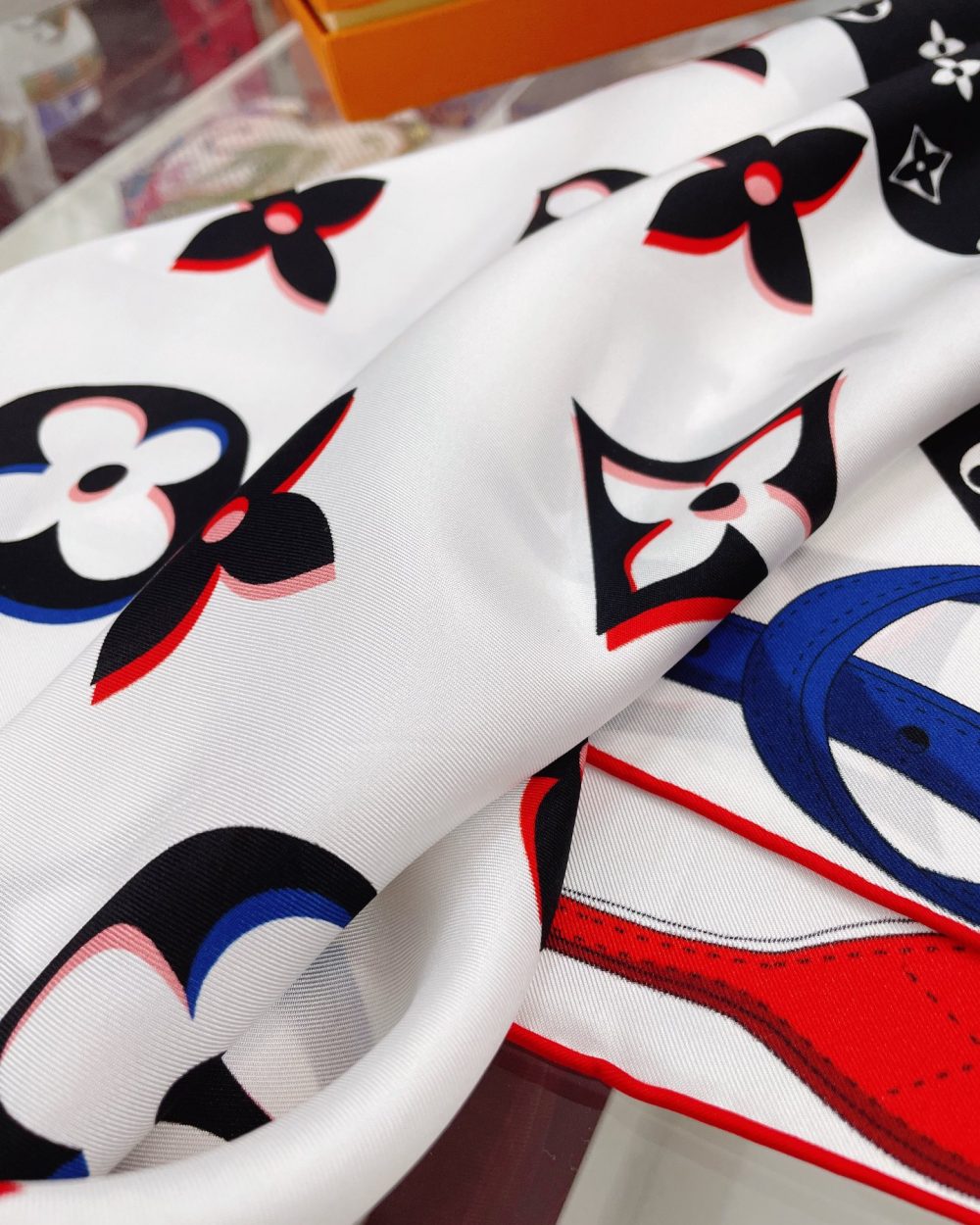 Louis Vuitton Monogram Pattern Black and White Square Scarf 90cm/35in 