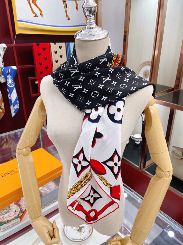 Louis Vuitton Monogram Pattern Black and White Square Scarf 90cm/35in