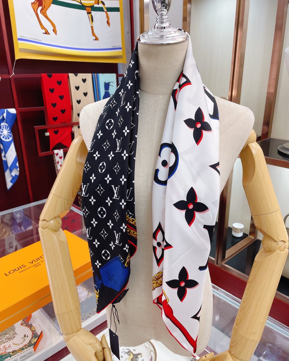 Louis Vuitton Monogram Pattern Black and White Square Scarf 90cm/35in 