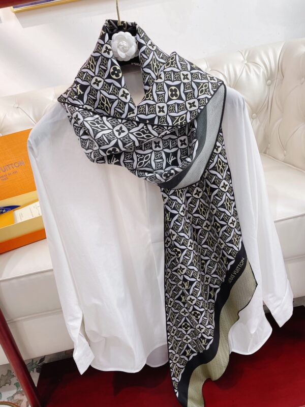 Louis Vuitton Monogram Pattern Black Scarf 175cm/69in 
