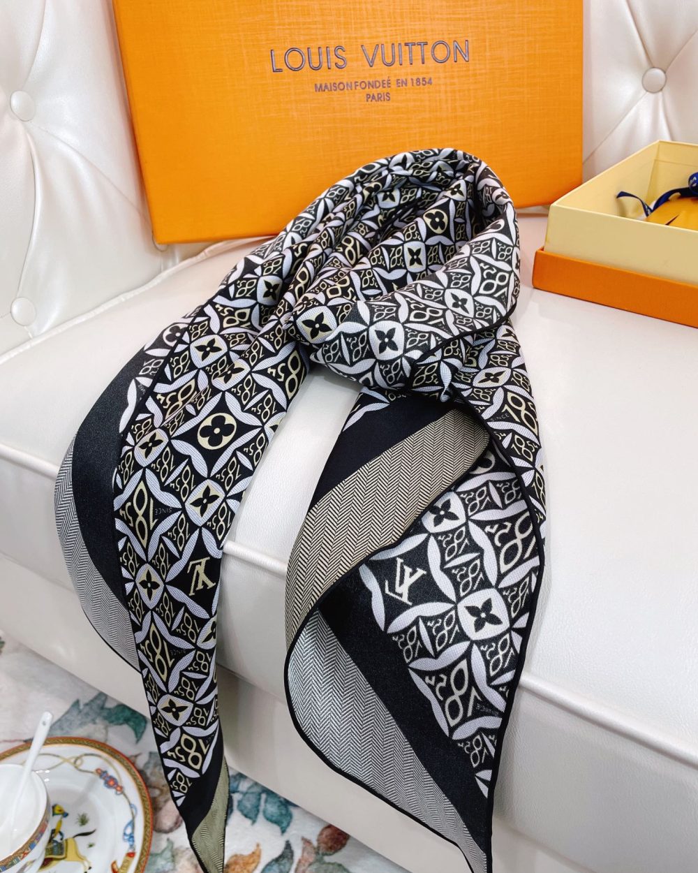 Louis Vuitton Monogram Pattern Black Scarf 175cm/69in 