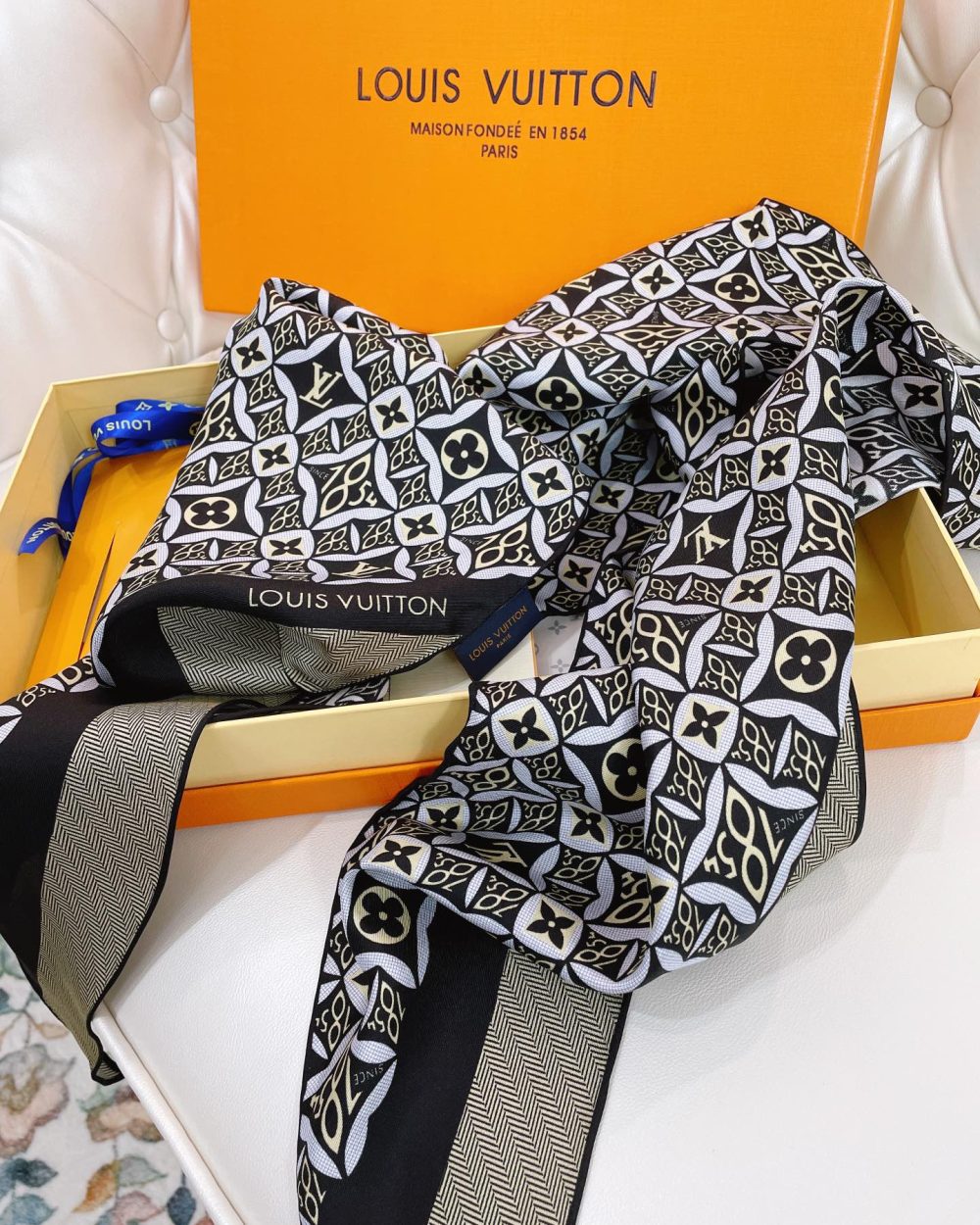 Louis Vuitton Monogram Pattern Black Scarf 175cm/69in 