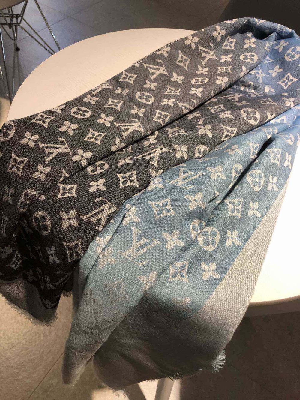 Louis Vuitton Monogram Showtime Shawl Scarf Black/Blue 55in/140cm - Image 3