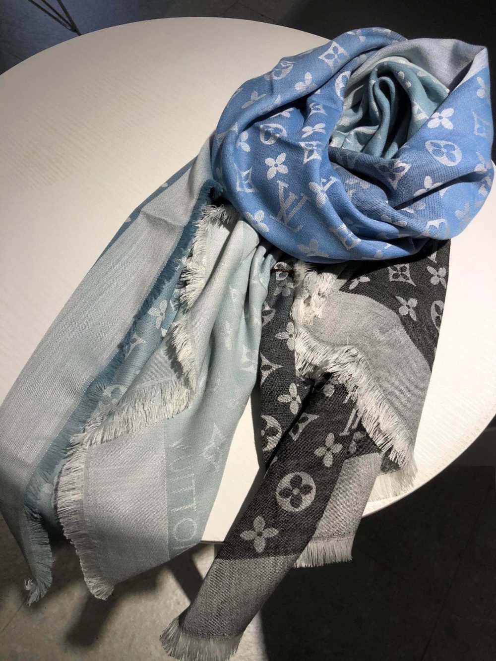 Louis Vuitton Monogram Showtime Shawl Scarf Black/Blue 55in/140cm - Image 4