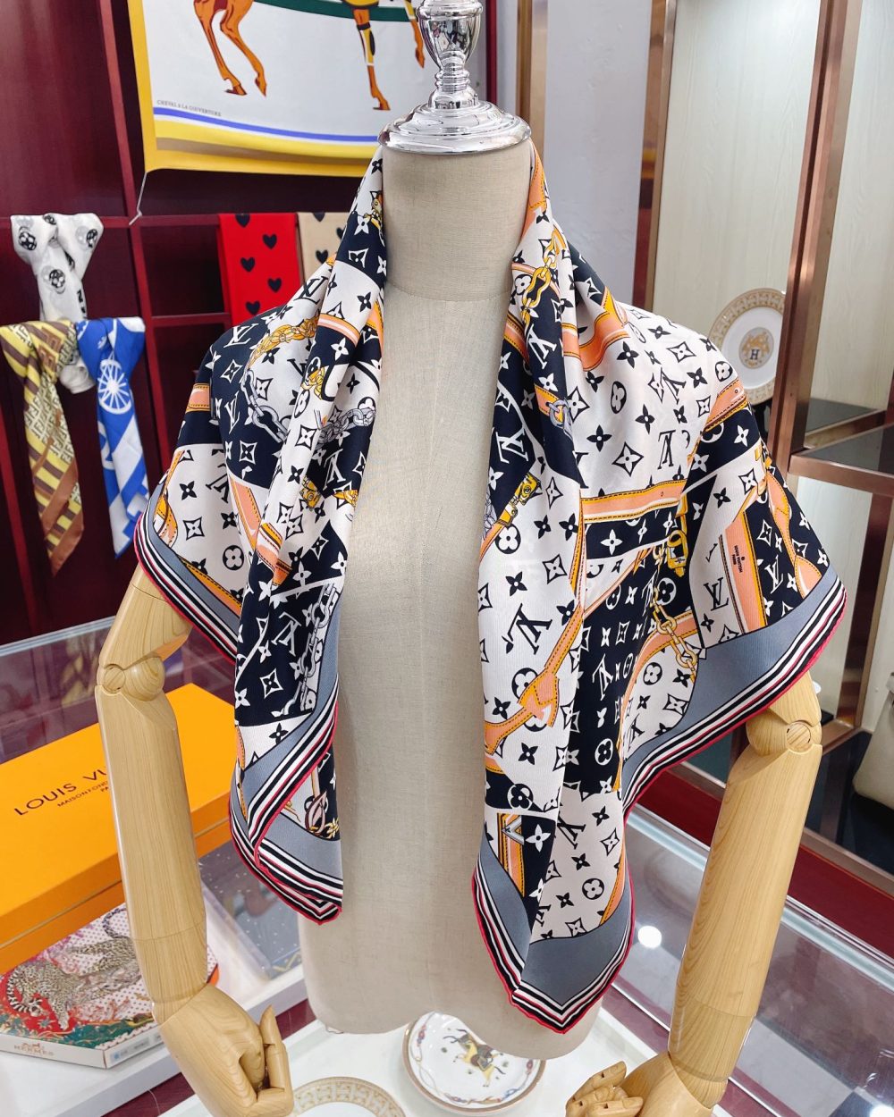 Louis Vuitton More and More Double Face Shawl Black Scarf 90cm/35in 