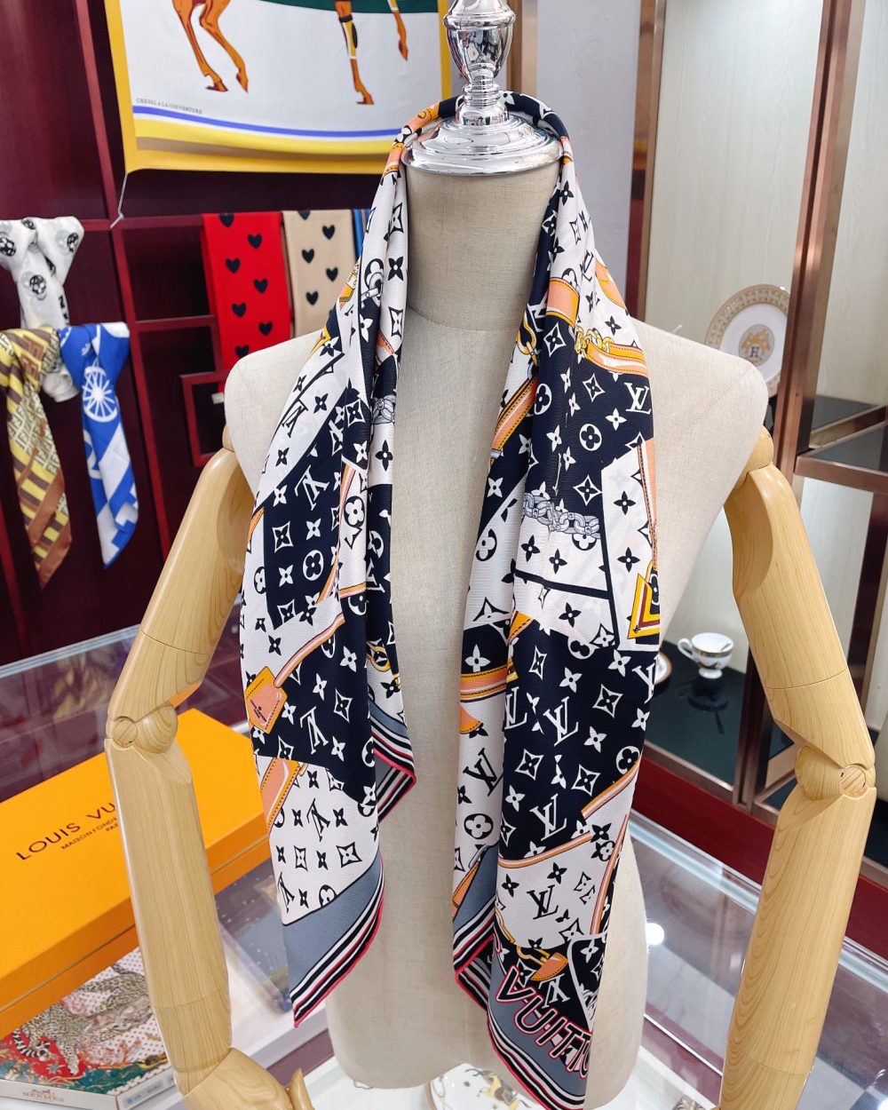 Louis Vuitton More and More Double Face Shawl Black Scarf 90cm/35in 