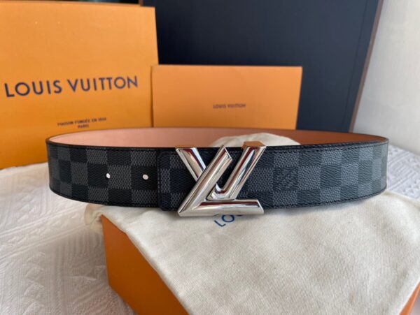 1:1 Replica Louis Vuitton Twist Initiales LV Belt Damier Infini Canvas Palladium Hardware LV Women Belt