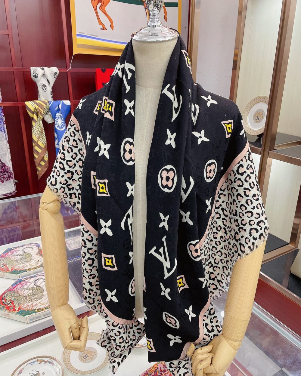 Louis Vuitton Wild at Heart Shawl Black 140cm/55in M00409