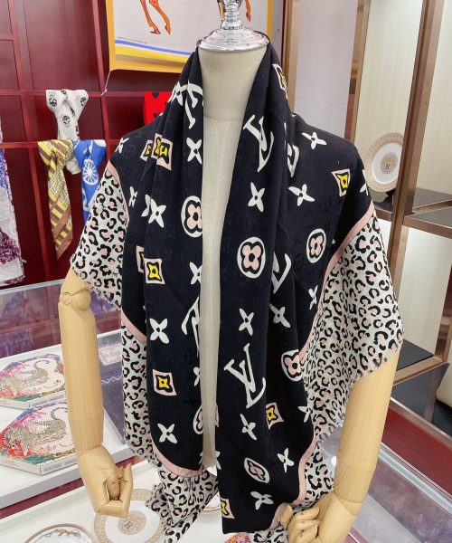Louis Vuitton Wild at Heart Shawl Black 140cm/55in M00409