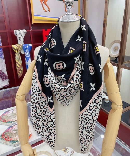 Louis Vuitton Wild at Heart Shawl Black 140cm/55in M00409