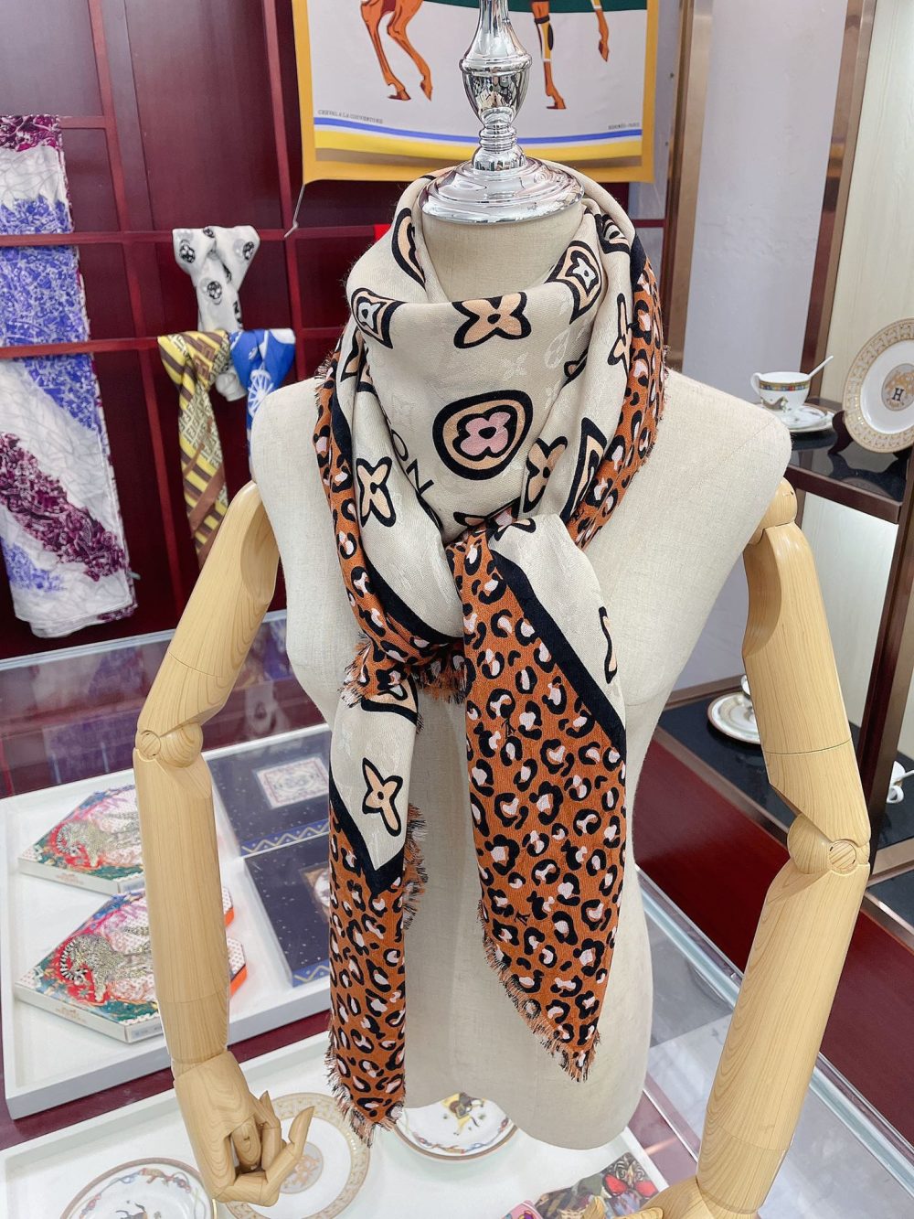 Louis Vuitton Wild at Heart Shawl Brown 140cm/55in - Image 5