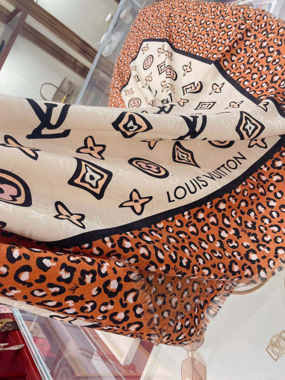 Louis Vuitton Wild at Heart Shawl Brown 140cm/55in - Image 2