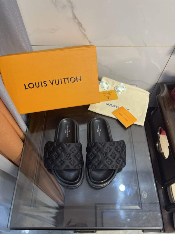 Louis Vuitton Women's Pool Pillow Comfort Flat Mule Black For Women LV 1AA1EF