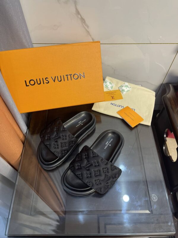 Louis Vuitton Women's Pool Pillow Comfort Flat Mule Black For Women LV 1AA1EF