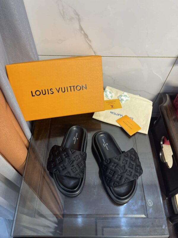 Louis Vuitton Women's Pool Pillow Comfort Flat Mule Black For Women LV 1AA1EF
