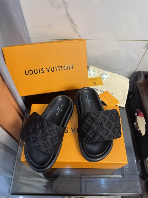 Louis Vuitton Women's Pool Pillow Comfort Flat Mule Black For Women LV 1AA1EF