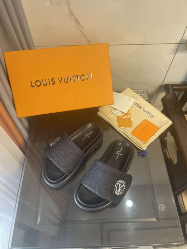 Louis Vuitton Women's Pool Pillow Comfort Flat Mule Black For Women LV