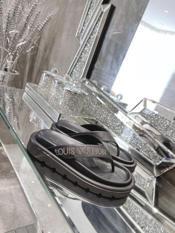 Louis Vuitton Women's The Pool Pillow Flat Comfort Thong Black For Women LV 1AABF9