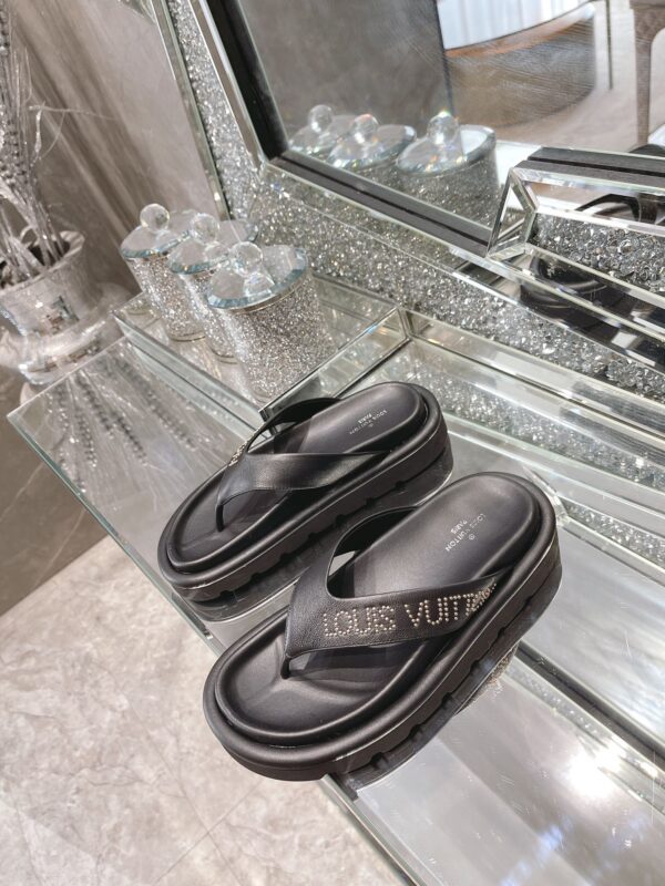 Louis Vuitton Women's The Pool Pillow Flat Comfort Thong Black For Women LV 1AABF9