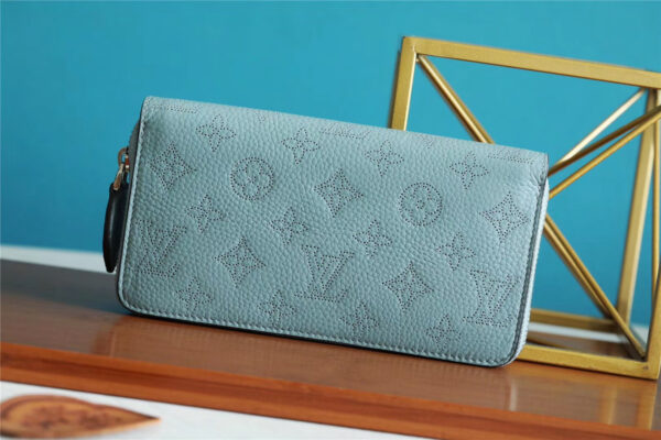 Louis Vuitton Zippy Wallet Monogram Bleu Nuage Blue/ Soft Beige For Women, Women's Wallets 7.9in/19.5cm LV M81053