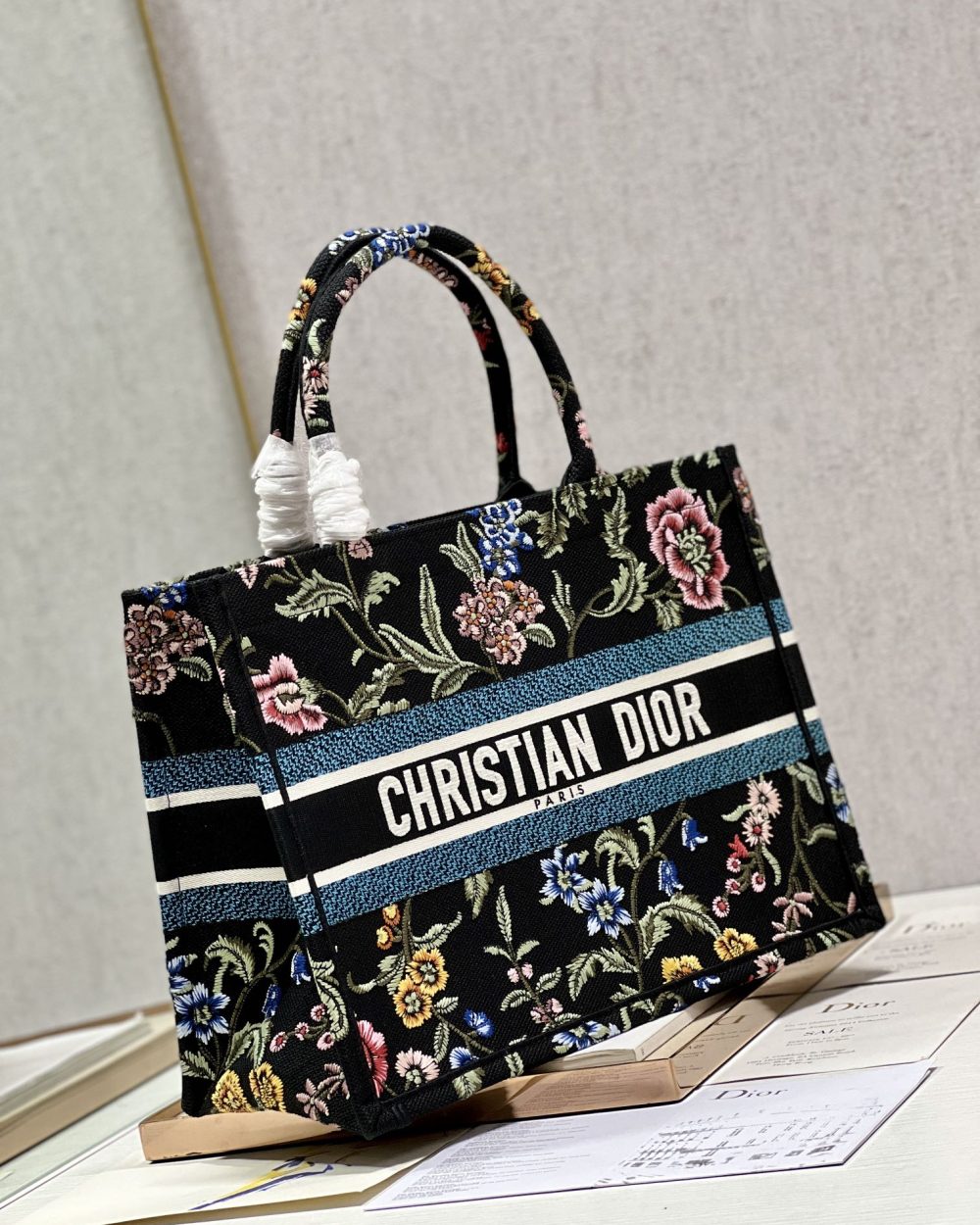 1:1 Replica Medium Dior Tote Bag White/Black For Women 14in/ 36cm M1296ZEAU_M933