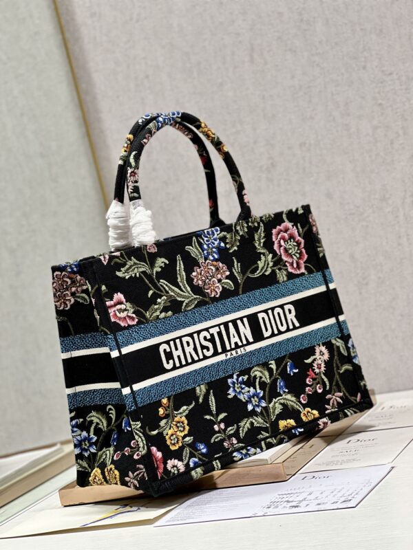 1:1 Replica Medium Dior Tote Bag White/Black For Women 14in/ 36cm M1296ZEAU_M933