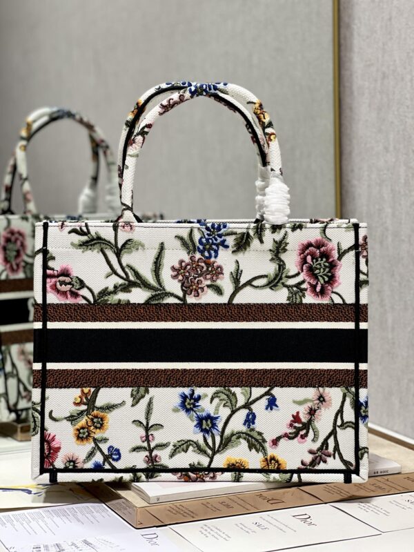 1:1 Replica Medium Dior Tote Bag White/Black For Women 14in/ 36cm M1296ZEAU_M933
