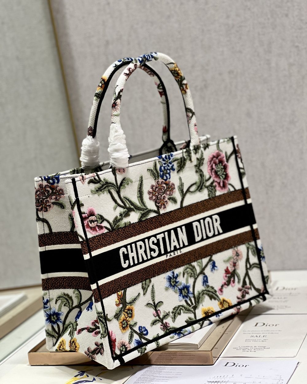 1:1 Replica Medium Dior Tote Bag White/Black For Women 14in/ 36cm M1296ZEAU_M933