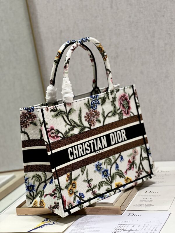 1:1 Replica Medium Dior Tote Bag White/Black For Women 14in/ 36cm M1296ZEAU_M933