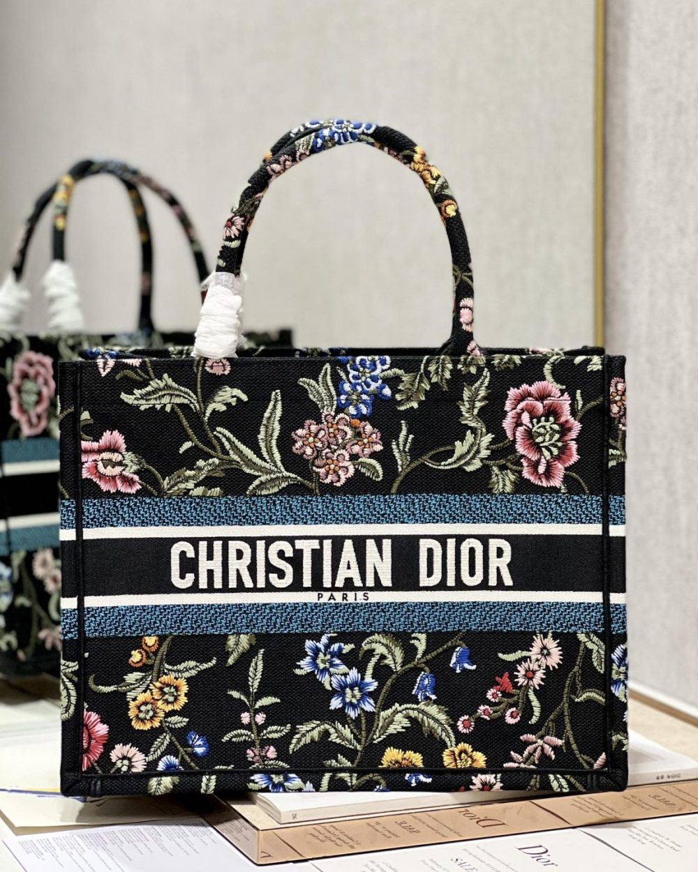 1:1 Replica Medium Dior Tote Bag White/Black For Women 14in/ 36cm M1296ZEAU_M933