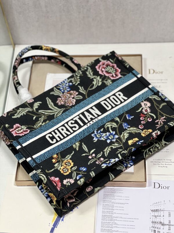 1:1 Replica Medium Dior Tote Bag White/Black For Women 14in/ 36cm M1296ZEAU_M933