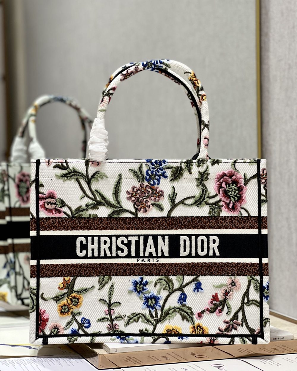 1:1 Replica Medium Dior Tote Bag White/Black For Women 14in/ 36cm M1296ZEAU_M933