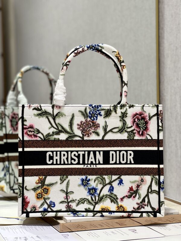 1:1 Replica Medium Dior Tote Bag White/Black For Women 14in/ 36cm M1296ZEAU_M933