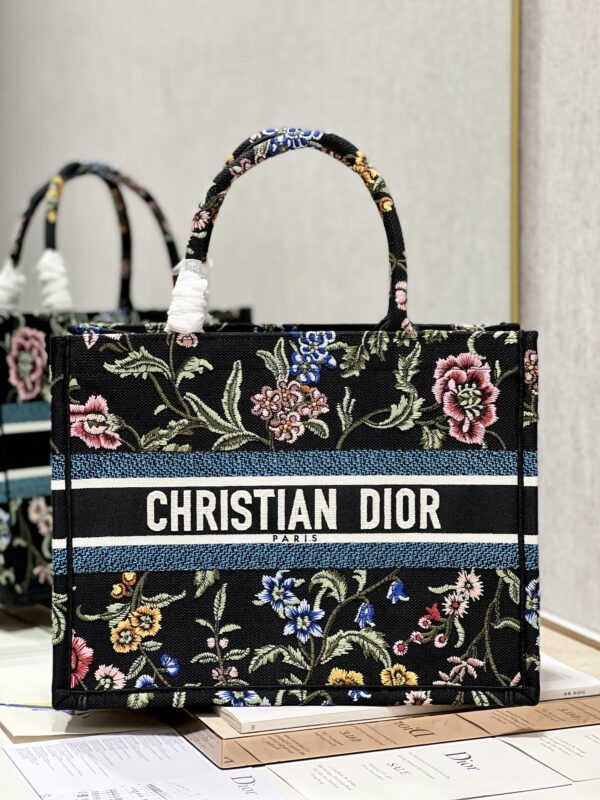 1:1 Replica Medium Dior Tote Bag White/Black For Women 14in/ 36cm M1296ZEAU_M933
