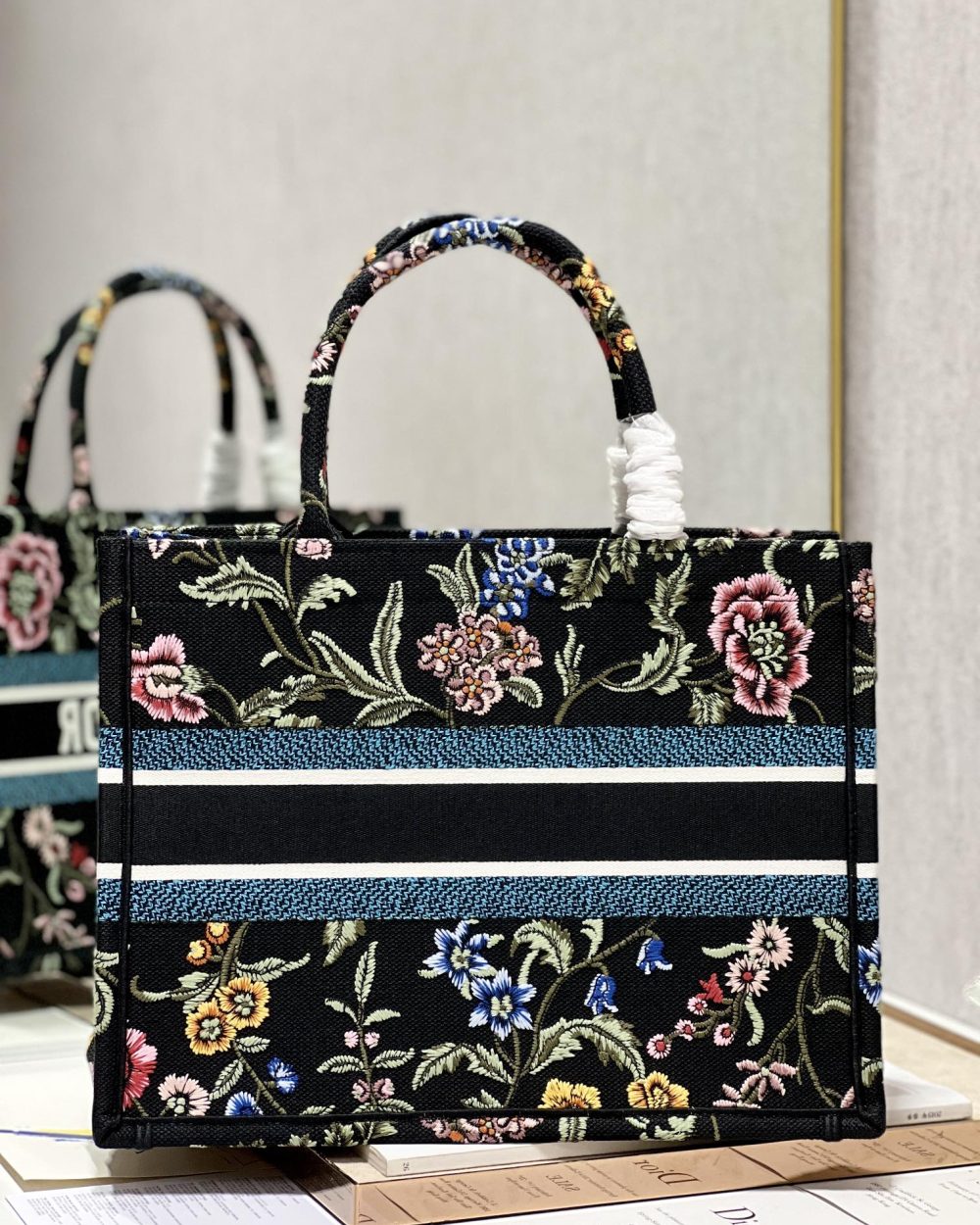 1:1 Replica Medium Dior Tote Bag White/Black For Women 14in/ 36cm M1296ZEAU_M933