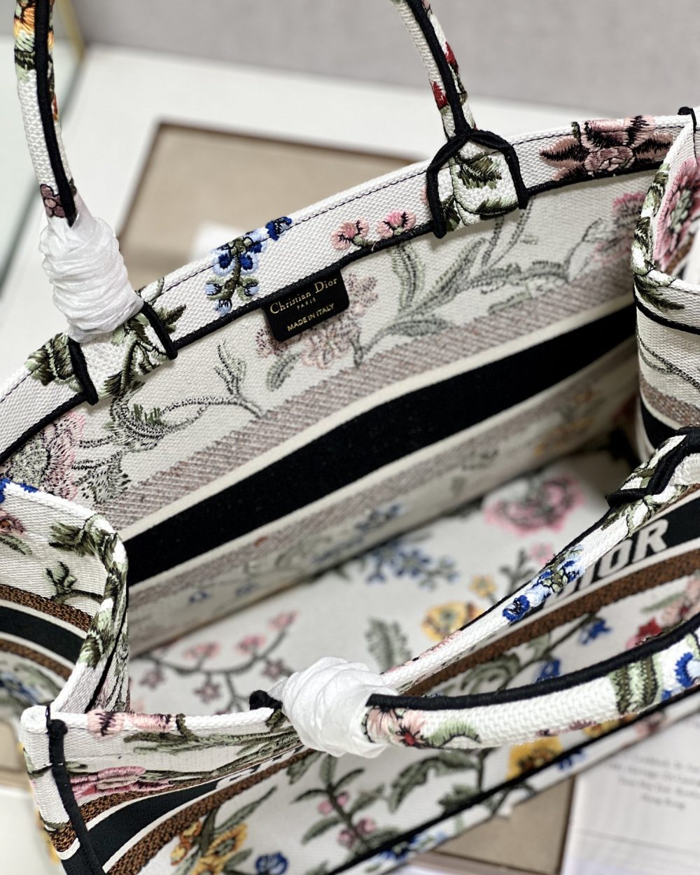 1:1 Replica Medium Dior Tote Bag White/Black For Women 14in/ 36cm M1296ZEAU_M933