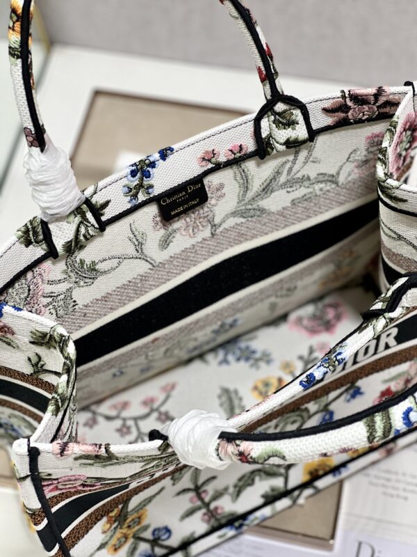 1:1 Replica Medium Dior Tote Bag White/Black For Women 14in/ 36cm M1296ZEAU_M933