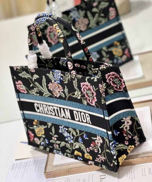 1:1 Replica Medium Dior Tote Bag White/Black For Women 14in/ 36cm M1296ZEAU_M933