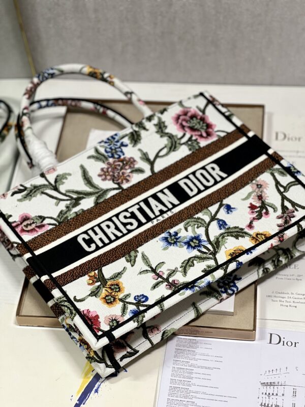 1:1 Replica Medium Dior Tote Bag White/Black For Women 14in/ 36cm M1296ZEAU_M933