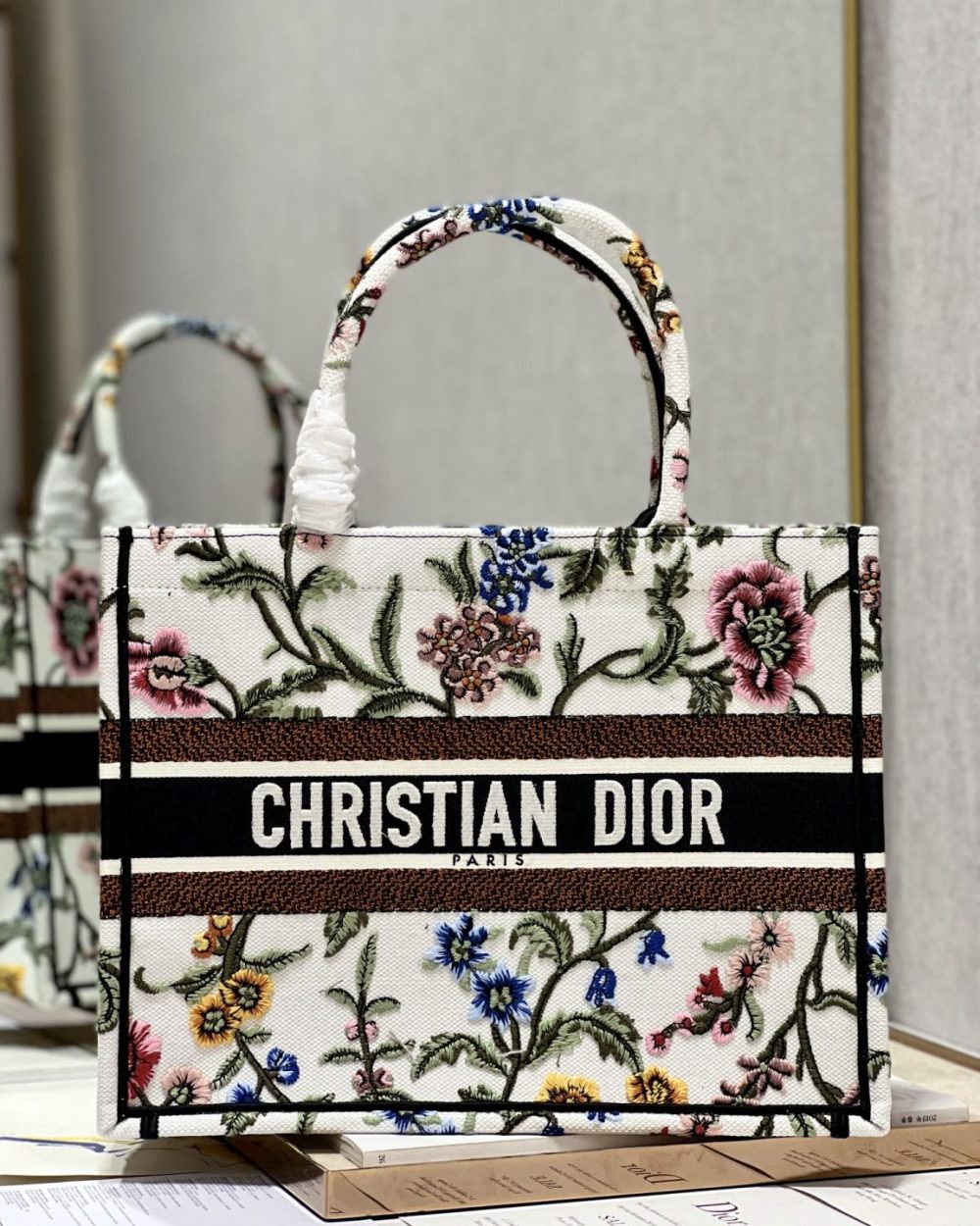 1:1 Replica Medium Dior Tote Bag White/Black For Women 14in/ 36cm M1296ZEAU_M933