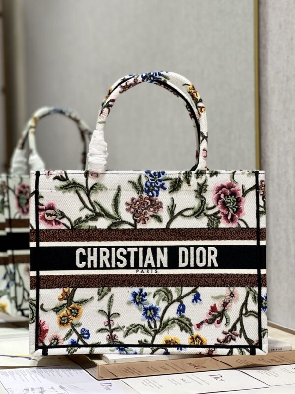 1:1 Replica Medium Dior Tote Bag White/Black For Women 14in/ 36cm M1296ZEAU_M933