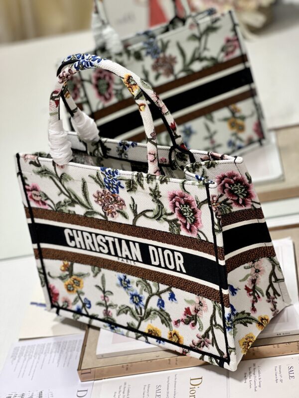 1:1 Replica Medium Dior Tote Bag White/Black For Women 14in/ 36cm M1296ZEAU_M933